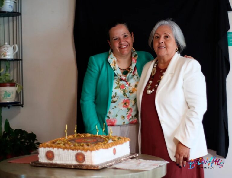 Gaby y Doña Marianela celebrando 10 aniversario del Restaurante Los Antojos de mi Abuelo